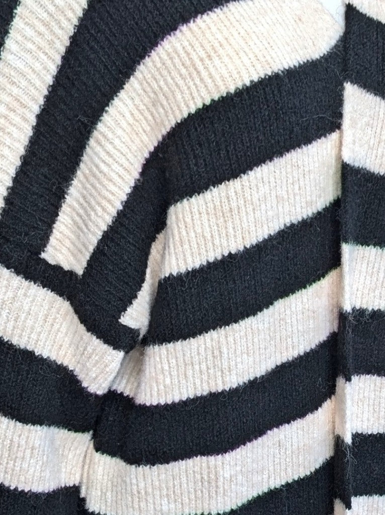 Eleganter weicher langer offener Cardigan, Alpaka Wolle gestreift Schwarz Créme - ideal als Layering-Piece für Frühling, Herbst und als eichte Übergangsschicht.