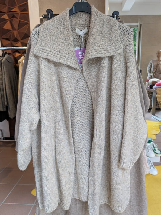 Der weiche lange offene Cardigan in Beige mit Kragen besticht durch offenen Schnitt und sorgt für lässigen eleganten Look- perfekter Komfort und trendiger Charme!