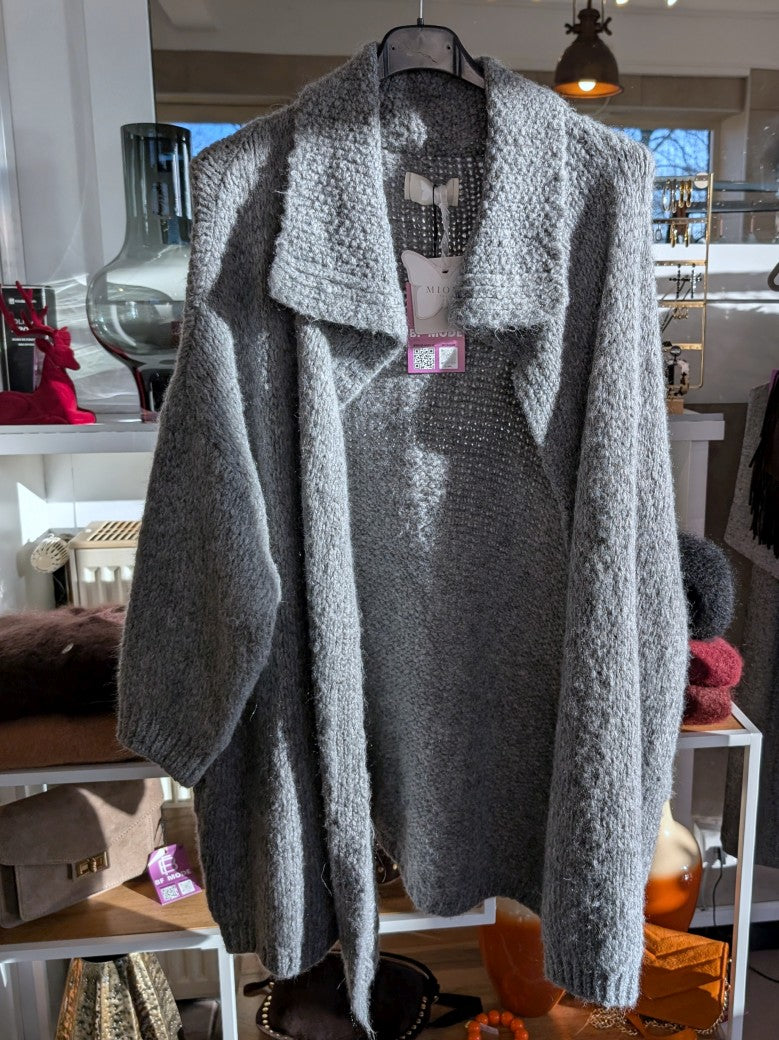 Der weiche lange offene Cardigan in Grau mit Kragen besticht durch offenen Schnitt und sorgt für lässigen eleganten Look- perfekter Komfort und trendiger Charme!