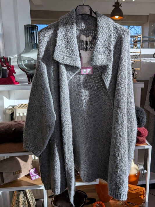 Der weiche lange offene Cardigan in Grau mit Kragen besticht durch offenen Schnitt und sorgt für lässigen eleganten Look- perfekter Komfort und trendiger Charme!