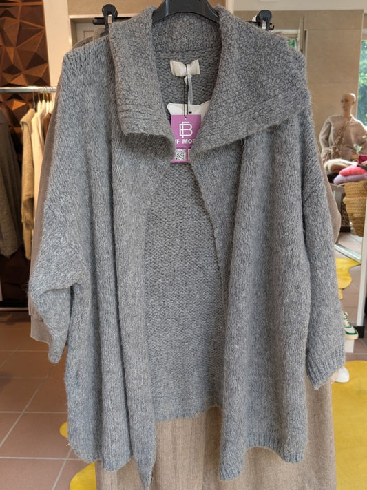 Der weiche lange offene Cardigan in Grau mit Kragen besticht durch offenen Schnitt und sorgt für lässigen eleganten Look- perfekter Komfort und trendiger Charme!