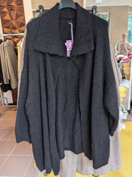 Der weiche lange offene Cardigan in Schwarz mit Kragen besticht durch offenen Schnitt und sorgt für lässigen eleganten Look- perfekter Komfort und trendiger Charme!