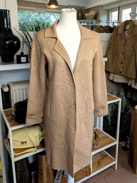Eleganter Cardigan Kurzstrickmantel aus hochwertiger Viskose-Baumwolle-Mischung in warmem Taupe. Perfekt zum Layering oder als stilvolles Übergangsstück.