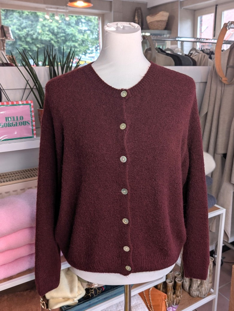 Superweicher Flausch Cardigan von La Maglia in Bordeaux Rot mit Rundhals-Ausschnitt aus Alpaka-Wolle verbindet zeitlose Eleganz mit leuchtender Leichtigkeit!