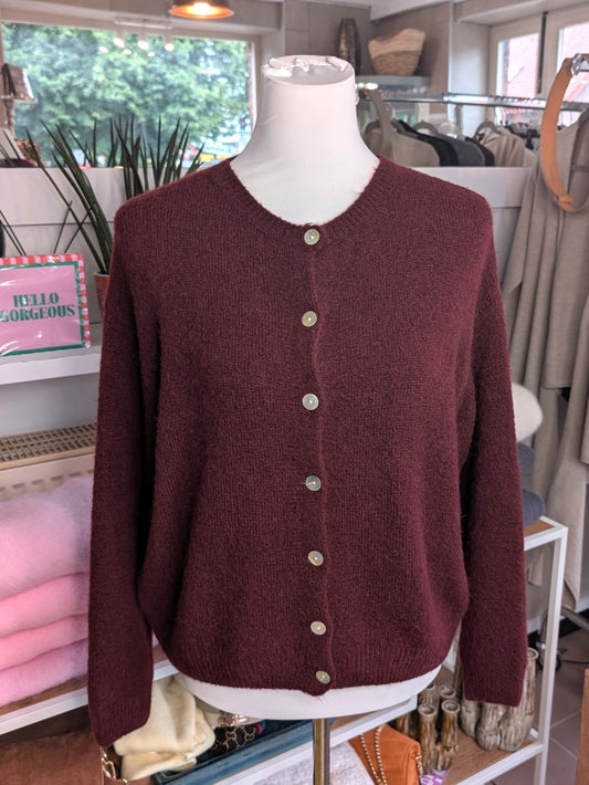 Superweicher Flausch Cardigan von La Maglia in Bordeaux Rot mit Rundhals-Ausschnitt aus Alpaka-Wolle verbindet zeitlose Eleganz mit leuchtender Leichtigkeit!