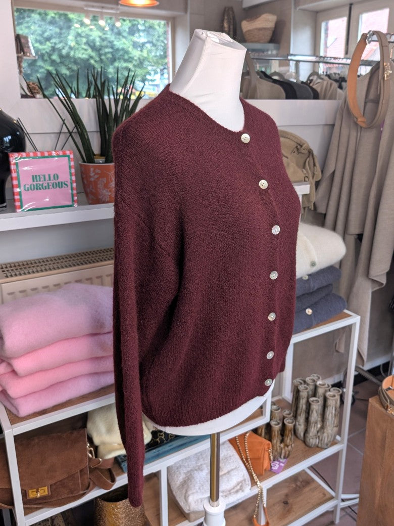 Superweicher Flausch Cardigan von La Maglia in Bordeaux Rot mit Rundhals-Ausschnitt aus Alpaka-Wolle verbindet zeitlose Eleganz mit leuchtender Leichtigkeit!