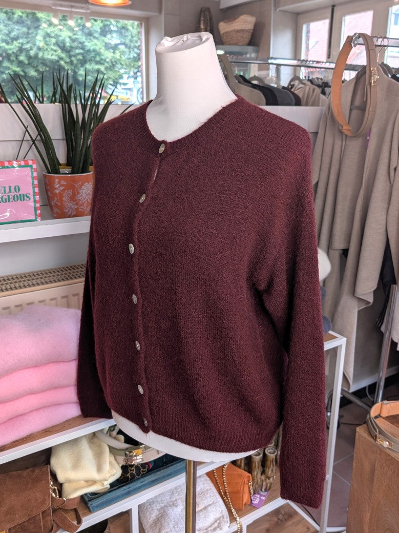 Superweicher Flausch Cardigan von La Maglia in Bordeaux Rot mit Rundhals-Ausschnitt aus Alpaka-Wolle verbindet zeitlose Eleganz mit leuchtender Leichtigkeit!