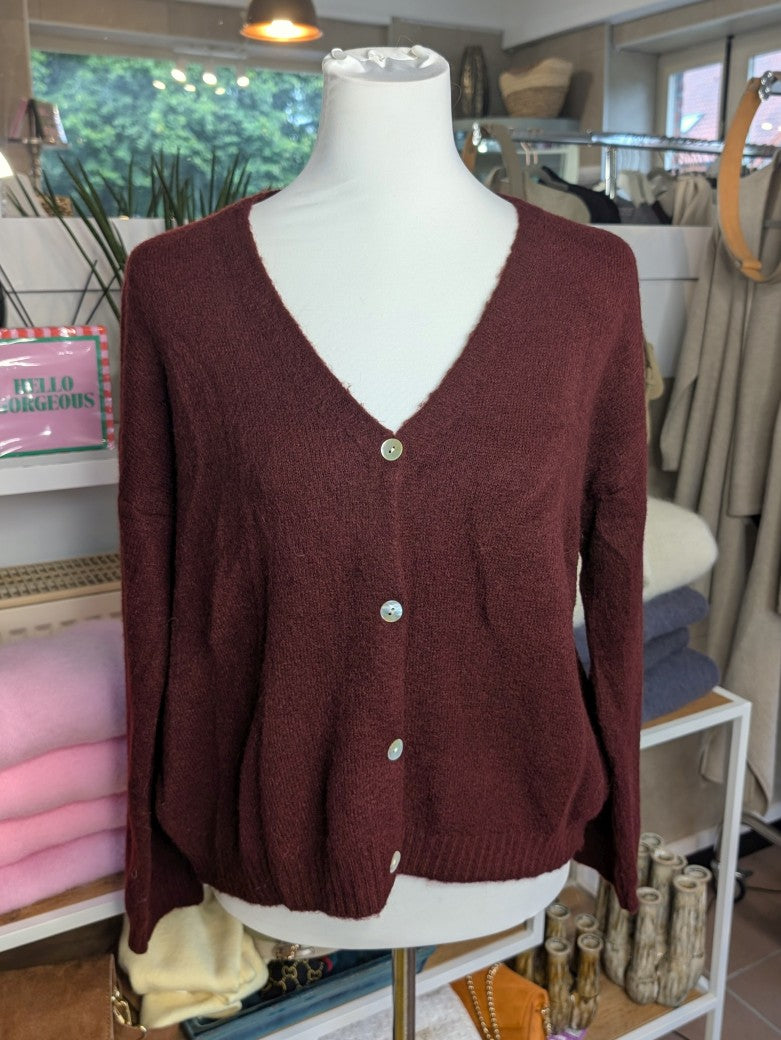 Superweicher Flausch Cardigan von La Maglia in Bordeaux Rot mit V-Ausschnitt aus Alpaka-Wolle verbindet zeitlose Eleganz mit leuchtender Leichtigkeit!
