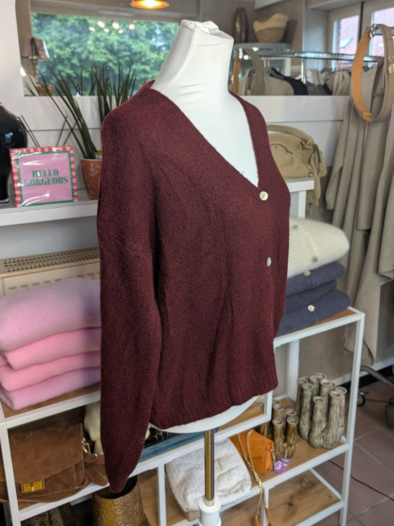 Superweicher Flausch Cardigan von La Maglia in Bordeaux Rot mit V-Ausschnitt aus Alpaka-Wolle verbindet zeitlose Eleganz mit leuchtender Leichtigkeit!