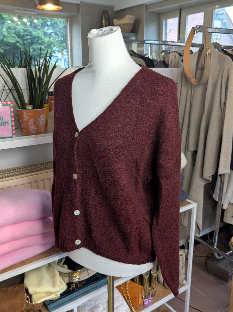 Superweicher Flausch Cardigan von La Maglia in Bordeaux Rot mit V-Ausschnitt aus Alpaka-Wolle verbindet zeitlose Eleganz mit leuchtender Leichtigkeit!