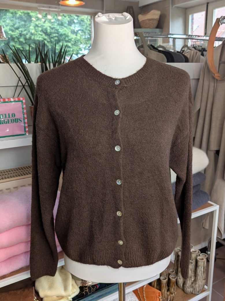 Superweicher Flausch Cardigan von La Maglia in Coffee Braun mit Rundhals-Ausschnitt aus Alpaka-Wolle verbindet zeitlose Eleganz mit leuchtender Leichtigkeit!