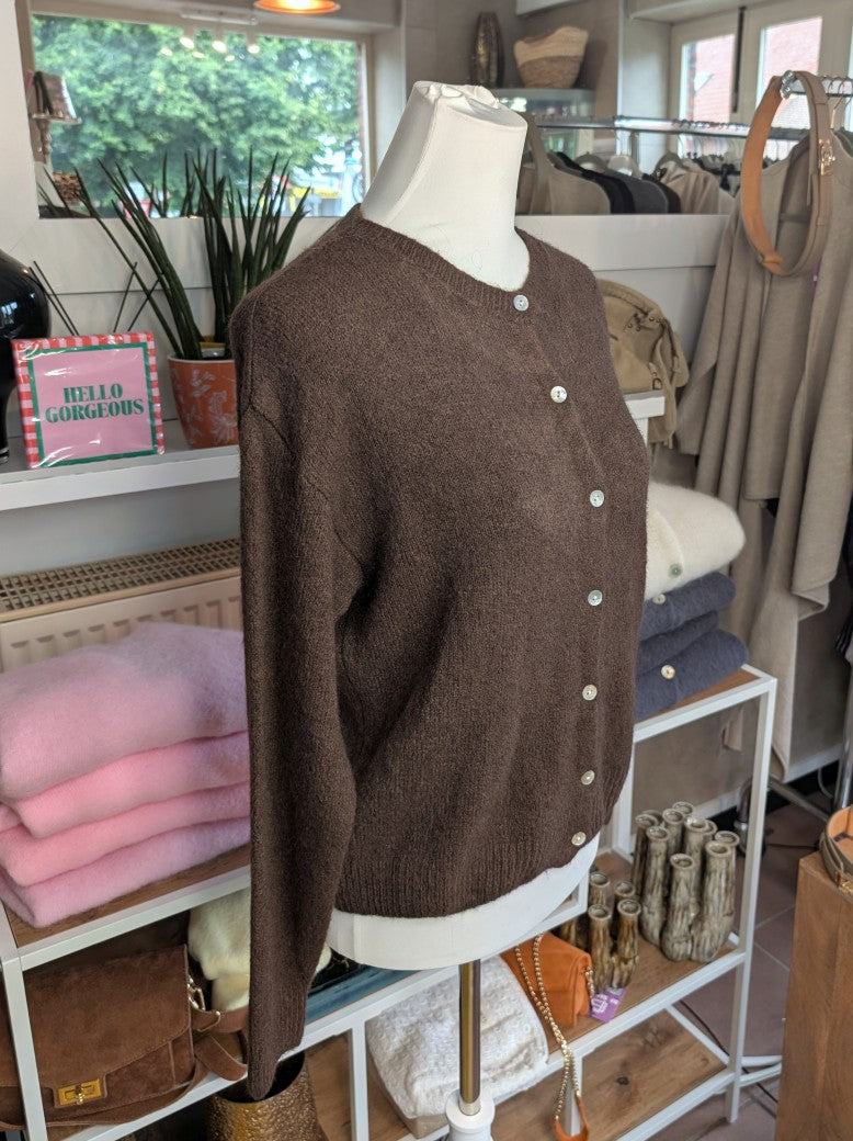 Superweicher Flausch Cardigan von La Maglia in Coffee Braun mit Rundhals-Ausschnitt aus Alpaka-Wolle verbindet zeitlose Eleganz mit leuchtender Leichtigkeit!