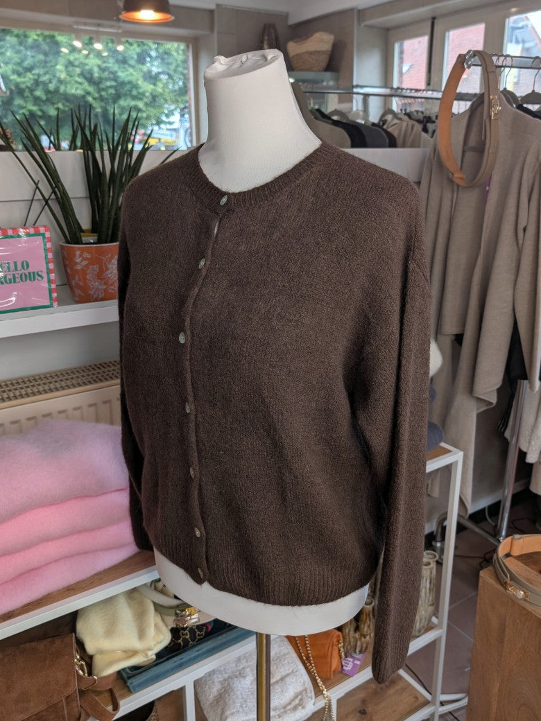 Superweicher Flausch Cardigan von La Maglia in Coffee Braun mit Rundhals-Ausschnitt aus Alpaka-Wolle verbindet zeitlose Eleganz mit leuchtender Leichtigkeit!