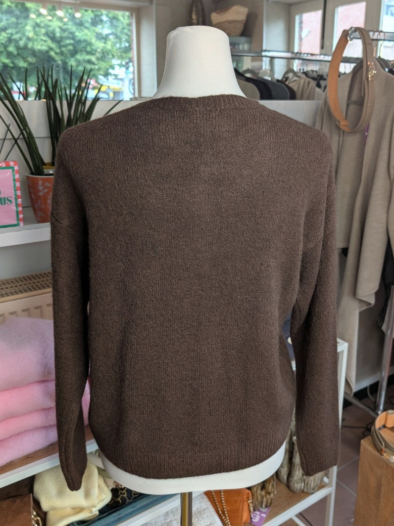 Superweicher Flausch Cardigan von La Maglia in Coffee Braun mit Rundhals-Ausschnitt aus Alpaka-Wolle verbindet zeitlose Eleganz mit leuchtender Leichtigkeit!