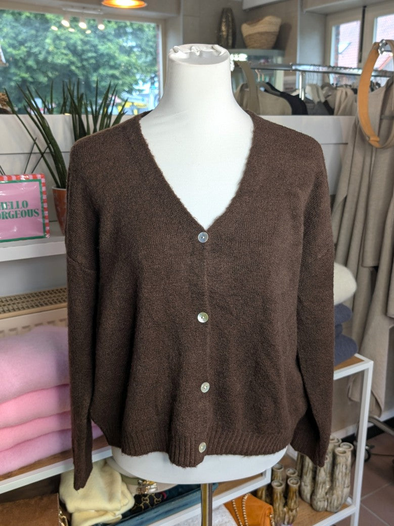 Superweicher Flausch Cardigan von La Maglia in Coffee Braun mit V-Ausschnitt aus Alpaka-Wolle verbindet zeitlose Eleganz mit leuchtender Leichtigkeit!