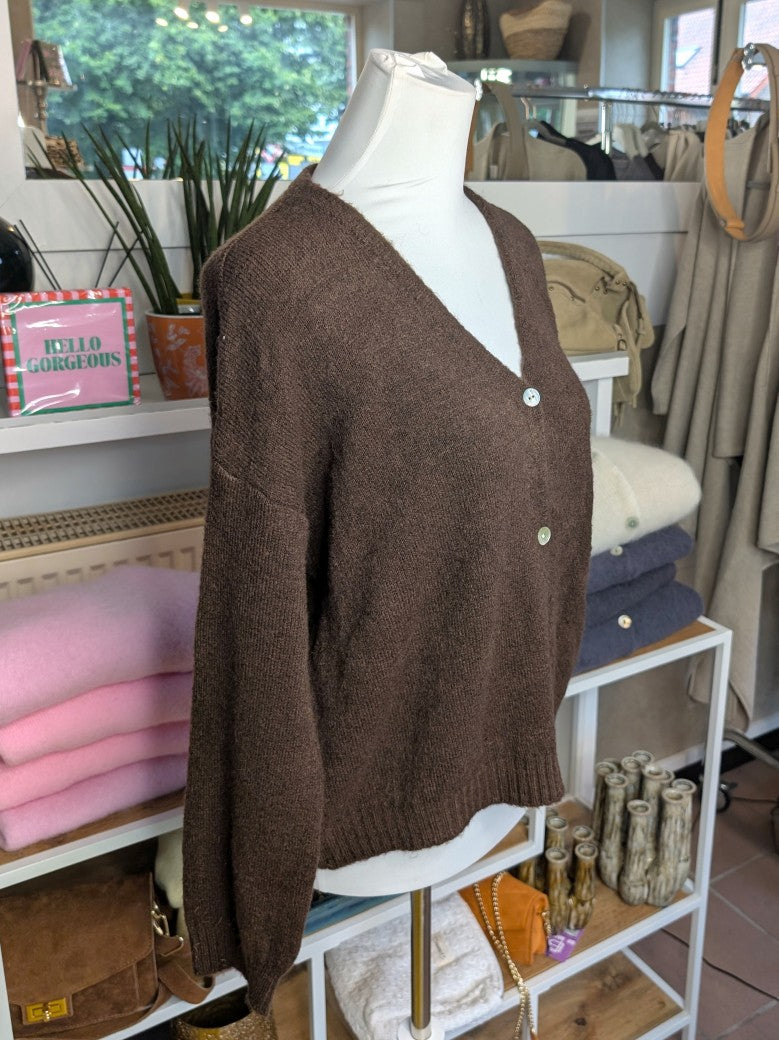 Superweicher Flausch Cardigan von La Maglia in Coffee Braun mit V-Ausschnitt aus Alpaka-Wolle verbindet zeitlose Eleganz mit leuchtender Leichtigkeit!