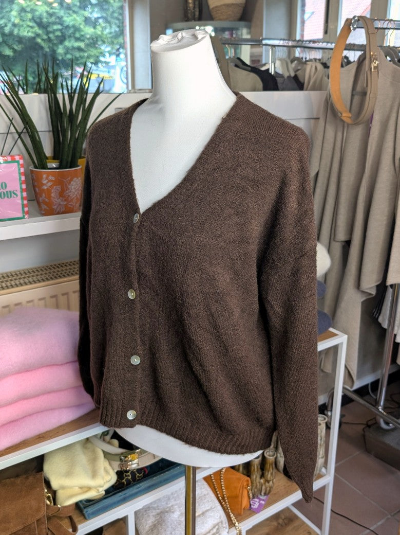 Superweicher Flausch Cardigan von La Maglia in Coffee Braun mit V-Ausschnitt aus Alpaka-Wolle verbindet zeitlose Eleganz mit leuchtender Leichtigkeit!