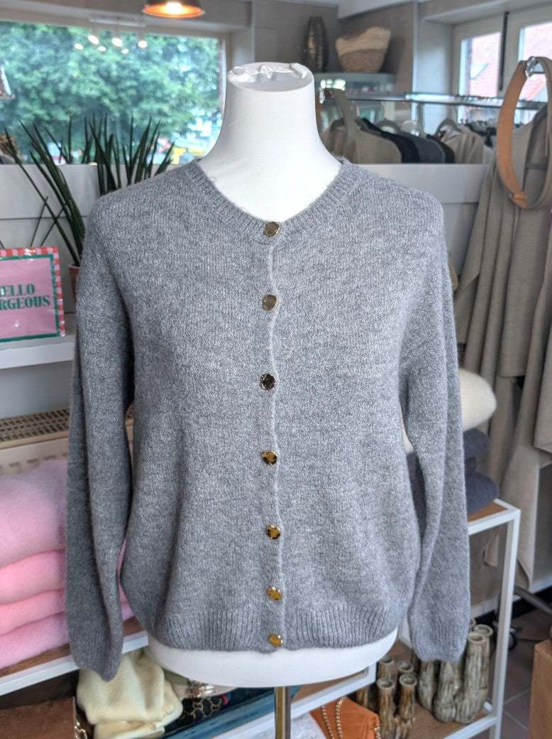 Superweicher Flausch Cardigan von La Maglia in Hell Grau mit Rundhals-Ausschnitt aus Alpaka-Wolle verbindet zeitlose Eleganz mit leuchtender Leichtigkeit!
