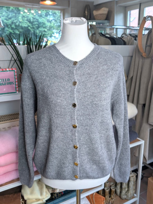 Superweicher Flausch Cardigan von La Maglia in Hell Grau mit Rundhals-Ausschnitt aus Alpaka-Wolle verbindet zeitlose Eleganz mit leuchtender Leichtigkeit!