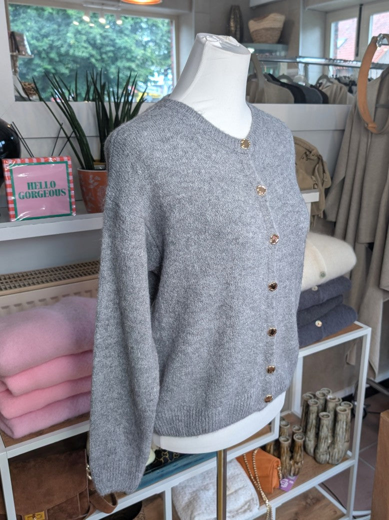 Superweicher Flausch Cardigan von La Maglia in Hell Grau mit Rundhals-Ausschnitt aus Alpaka-Wolle verbindet zeitlose Eleganz mit leuchtender Leichtigkeit!