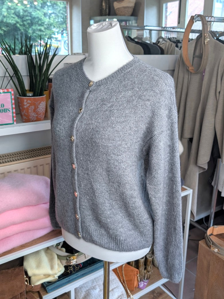 Superweicher Flausch Cardigan von La Maglia in Hell Grau mit Rundhals-Ausschnitt aus Alpaka-Wolle verbindet zeitlose Eleganz mit leuchtender Leichtigkeit!