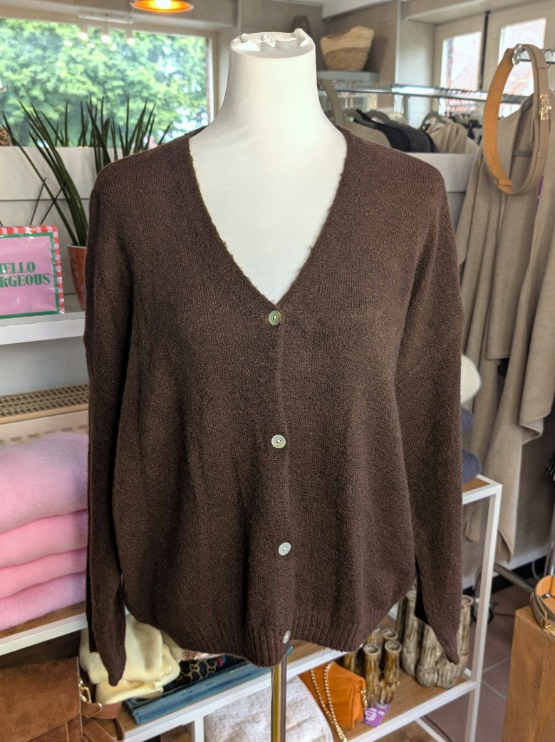 Superweicher Oversized Flausch Cardigan von La Maglia in Coffee Braun mit V-Ausschnitt aus Alpaka-Wolle verbindet zeitlose Eleganz mit leuchtender Leichtigkeit!