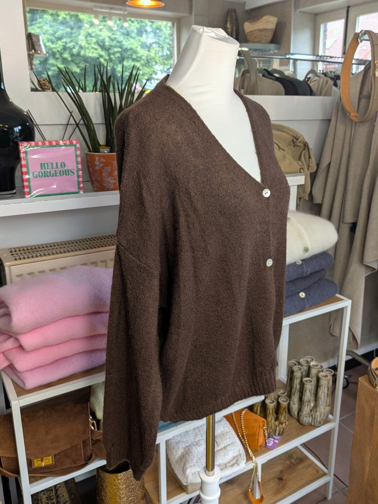 Superweicher Oversized Flausch Cardigan von La Maglia in Coffee Braun mit V-Ausschnitt aus Alpaka-Wolle verbindet zeitlose Eleganz mit leuchtender Leichtigkeit!