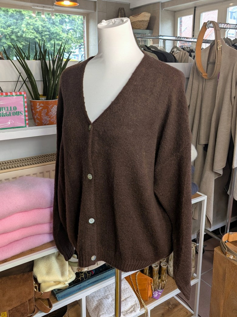 Superweicher Oversized Flausch Cardigan von La Maglia in Coffee Braun mit V-Ausschnitt aus Alpaka-Wolle verbindet zeitlose Eleganz mit leuchtender Leichtigkeit!