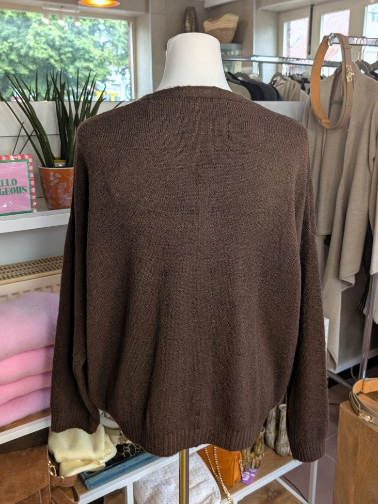 Superweicher Oversized Flausch Cardigan von La Maglia in Coffee Braun mit V-Ausschnitt aus Alpaka-Wolle verbindet zeitlose Eleganz mit leuchtender Leichtigkeit!