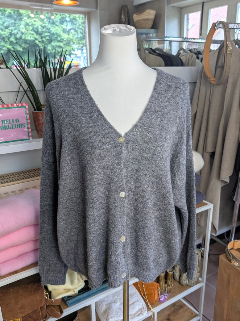Superweicher Oversized Flausch Cardigan von La Maglia in Grau mit V-Ausschnitt aus Alpaka-Wolle verbindet zeitlose Eleganz mit leuchtender Leichtigkeit!