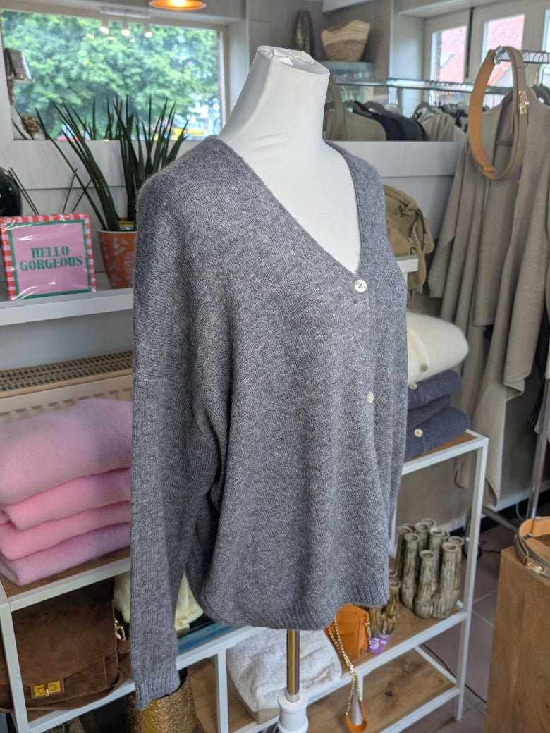 Superweicher Oversized Flausch Cardigan von La Maglia in Grau mit V-Ausschnitt aus Alpaka-Wolle verbindet zeitlose Eleganz mit leuchtender Leichtigkeit!