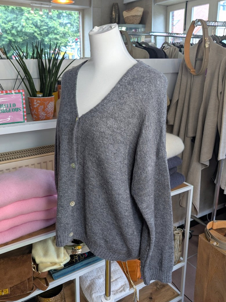 Superweicher Oversized Flausch Cardigan von La Maglia in Grau mit V-Ausschnitt aus Alpaka-Wolle verbindet zeitlose Eleganz mit leuchtender Leichtigkeit!