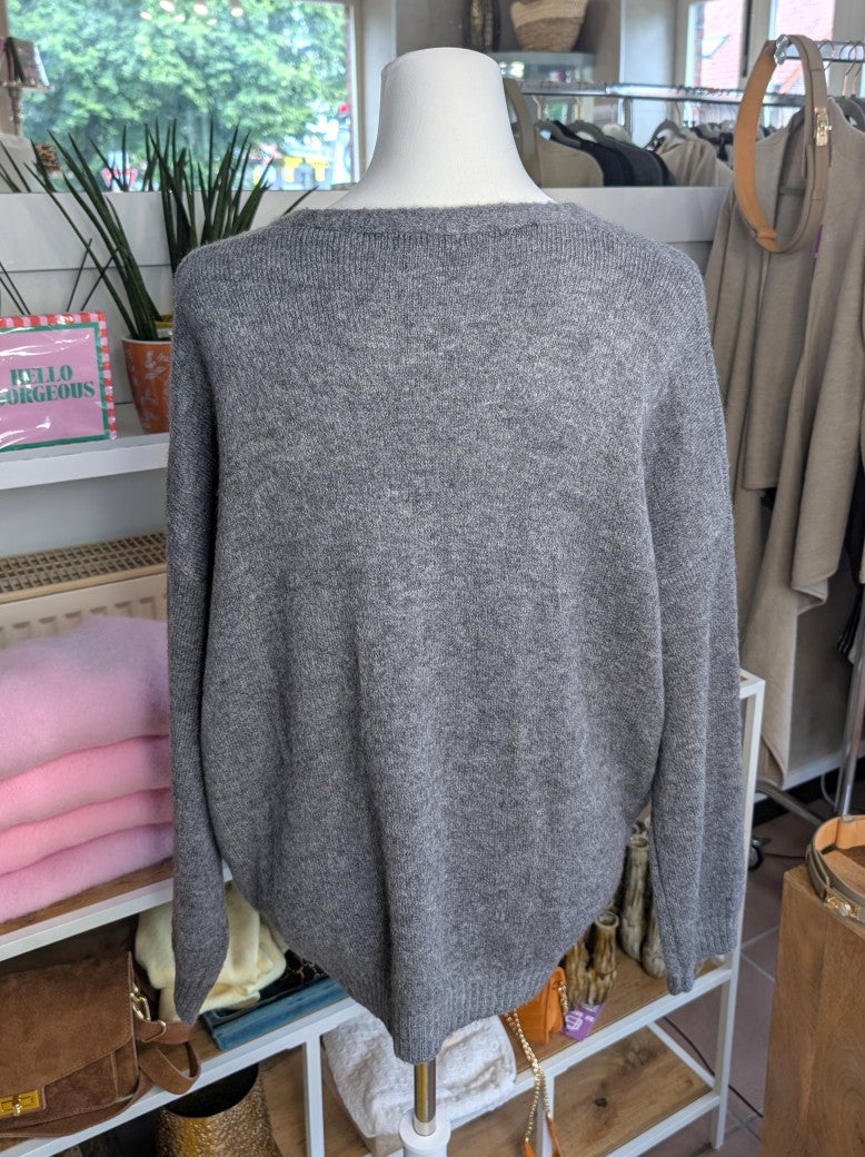 Superweicher Oversized Flausch Cardigan von La Maglia in Grau mit V-Ausschnitt aus Alpaka-Wolle verbindet zeitlose Eleganz mit leuchtender Leichtigkeit!