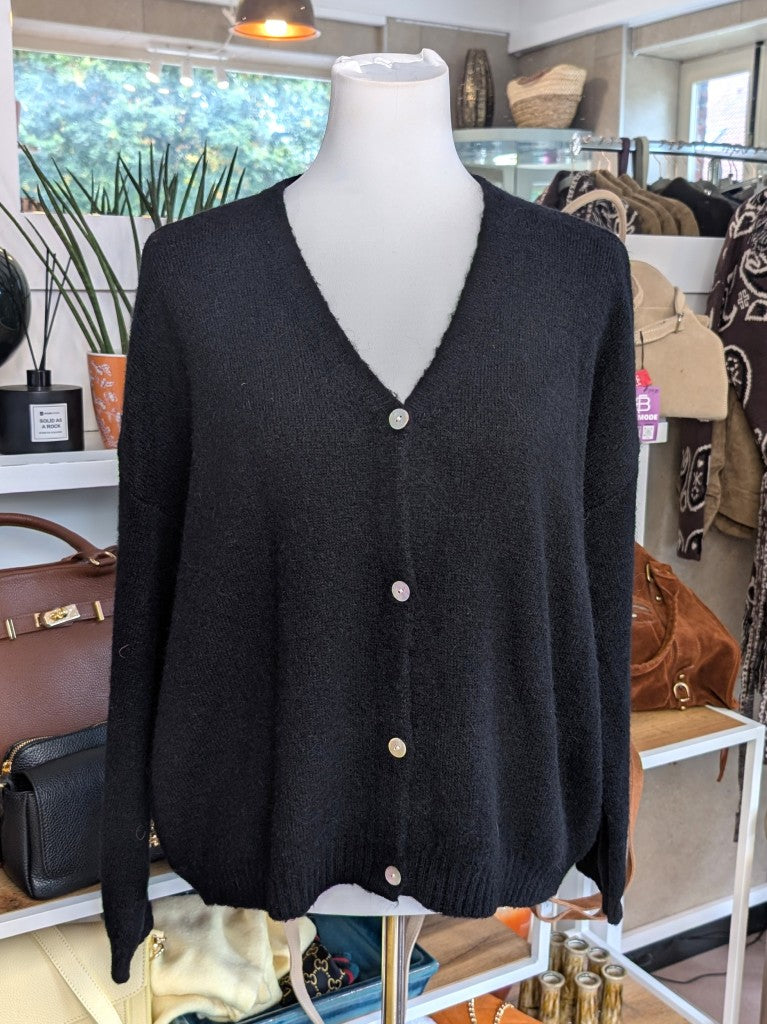 Superweicher Oversized Flausch Cardigan von La Maglia in Schwarz mit V-Ausschnitt aus Alpaka-Wolle verbindet zeitlose Eleganz mit leuchtender Leichtigkeit!