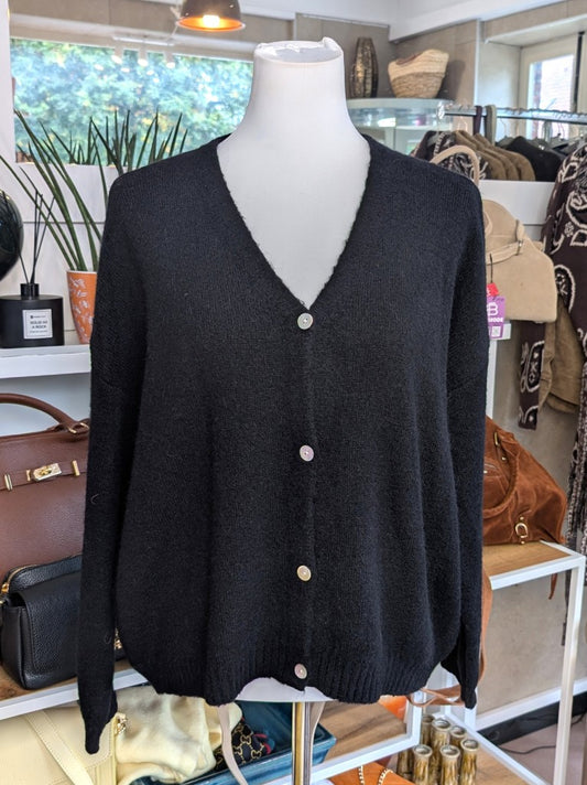 Superweicher Oversized Flausch Cardigan von La Maglia in Schwarz mit V-Ausschnitt aus Alpaka-Wolle verbindet zeitlose Eleganz mit leuchtender Leichtigkeit!