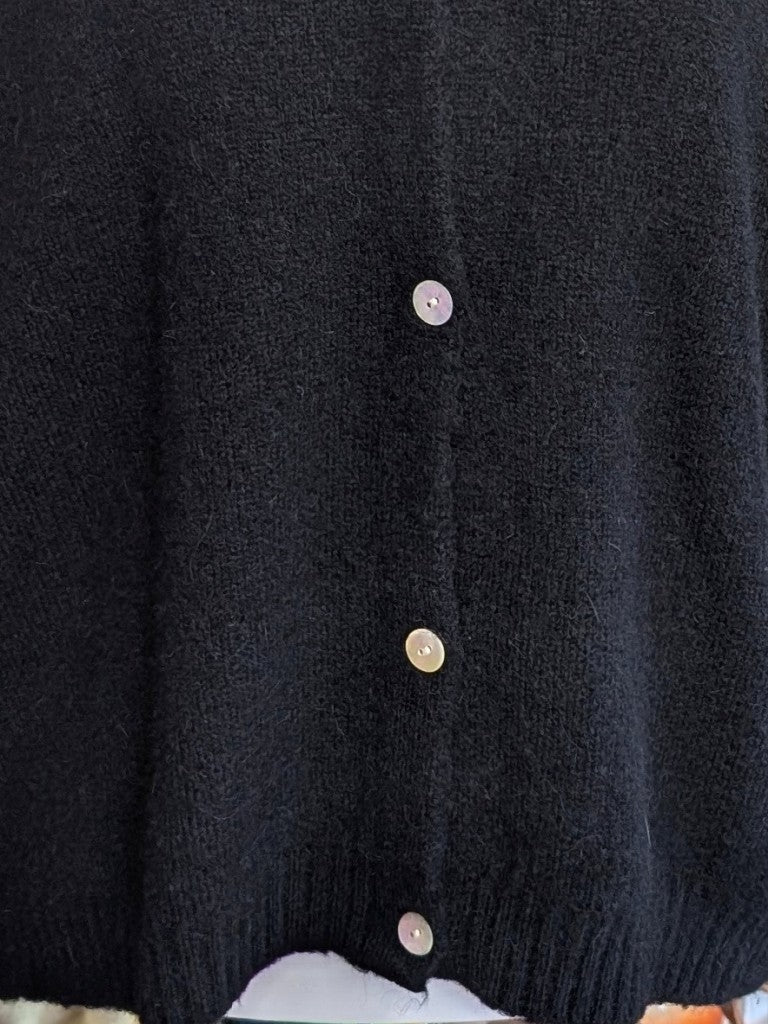 Superweicher Oversized Flausch Cardigan von La Maglia in Schwarz mit V-Ausschnitt aus Alpaka-Wolle verbindet zeitlose Eleganz mit leuchtender Leichtigkeit!