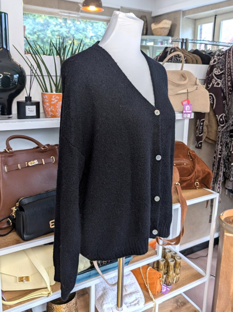 Superweicher Oversized Flausch Cardigan von La Maglia in Schwarz mit V-Ausschnitt aus Alpaka-Wolle verbindet zeitlose Eleganz mit leuchtender Leichtigkeit!
