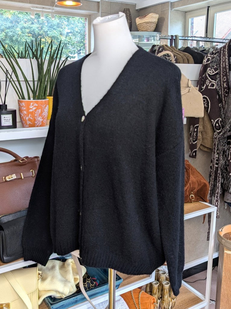 Superweicher Oversized Flausch Cardigan von La Maglia in Schwarz mit V-Ausschnitt aus Alpaka-Wolle verbindet zeitlose Eleganz mit leuchtender Leichtigkeit!