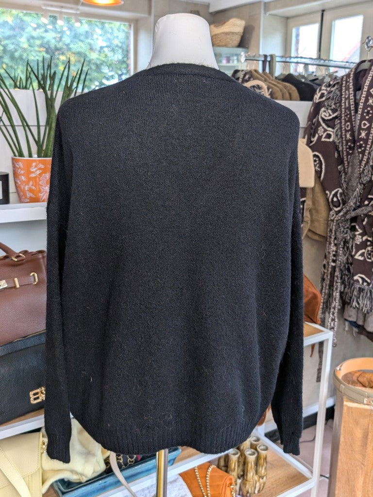 Superweicher Oversized Flausch Cardigan von La Maglia in Schwarz mit V-Ausschnitt aus Alpaka-Wolle verbindet zeitlose Eleganz mit leuchtender Leichtigkeit!