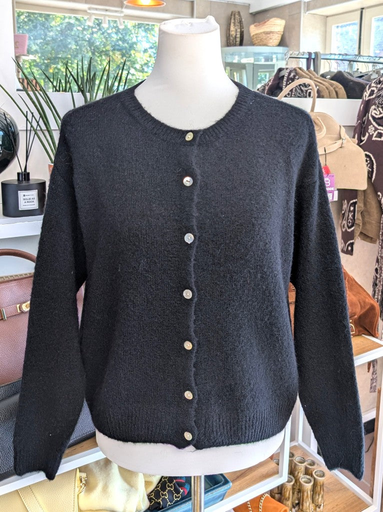 Superweicher Flausch Cardigan von La Maglia in Schwarz mit Rundhals-Ausschnitt aus Alpaka-Wolle verbindet zeitlose Eleganz mit leuchtender Leichtigkeit!