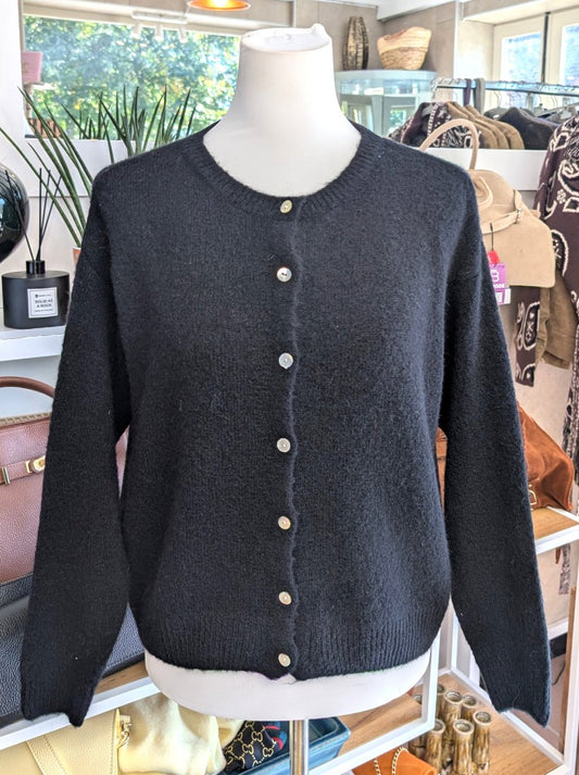 Superweicher Flausch Cardigan von La Maglia in Schwarz mit Rundhals-Ausschnitt aus Alpaka-Wolle verbindet zeitlose Eleganz mit leuchtender Leichtigkeit!
