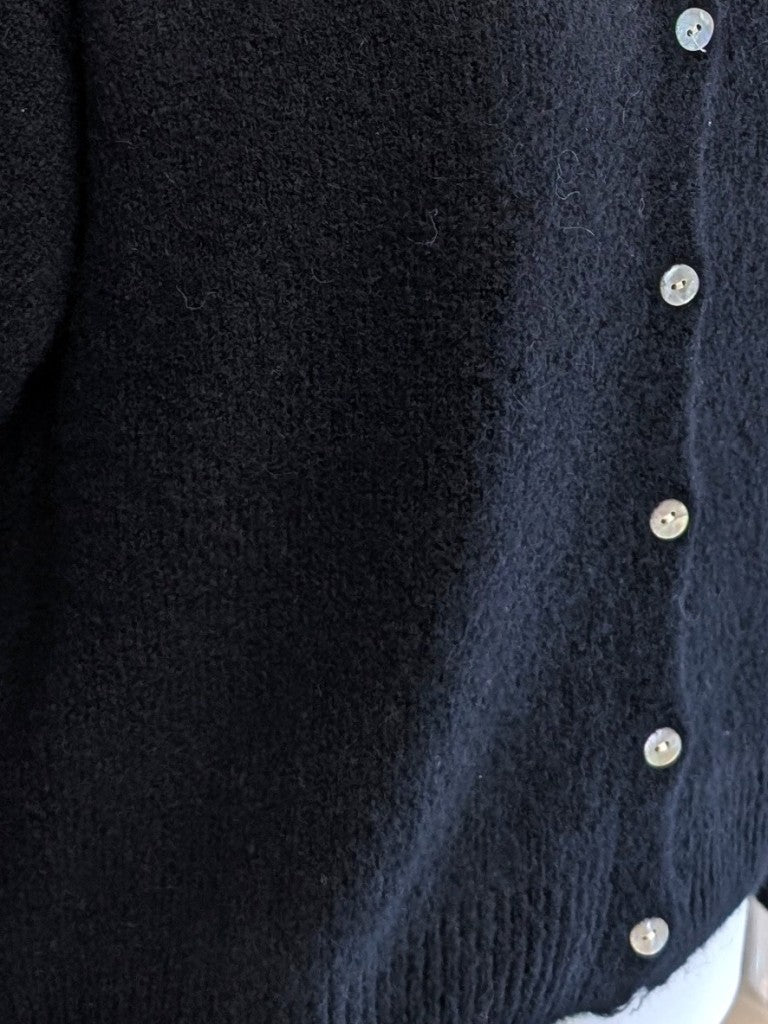 Superweicher Flausch Cardigan von La Maglia in Schwarz mit Rundhals-Ausschnitt aus Alpaka-Wolle verbindet zeitlose Eleganz mit leuchtender Leichtigkeit!