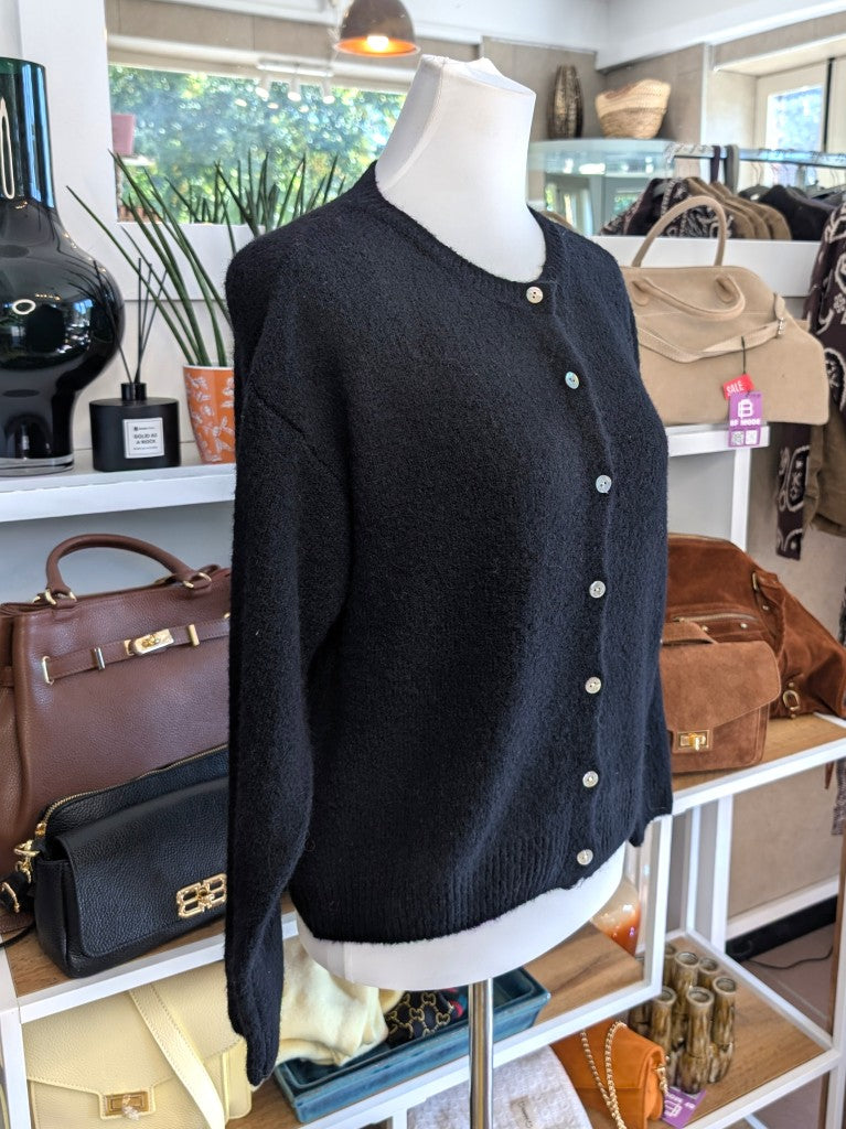 Superweicher Flausch Cardigan von La Maglia in Schwarz mit Rundhals-Ausschnitt aus Alpaka-Wolle verbindet zeitlose Eleganz mit leuchtender Leichtigkeit!