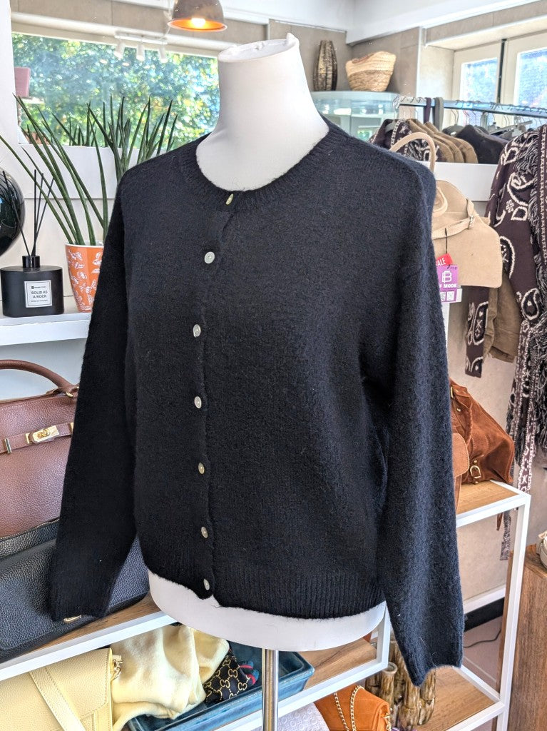 Superweicher Flausch Cardigan von La Maglia in Schwarz mit Rundhals-Ausschnitt aus Alpaka-Wolle verbindet zeitlose Eleganz mit leuchtender Leichtigkeit!