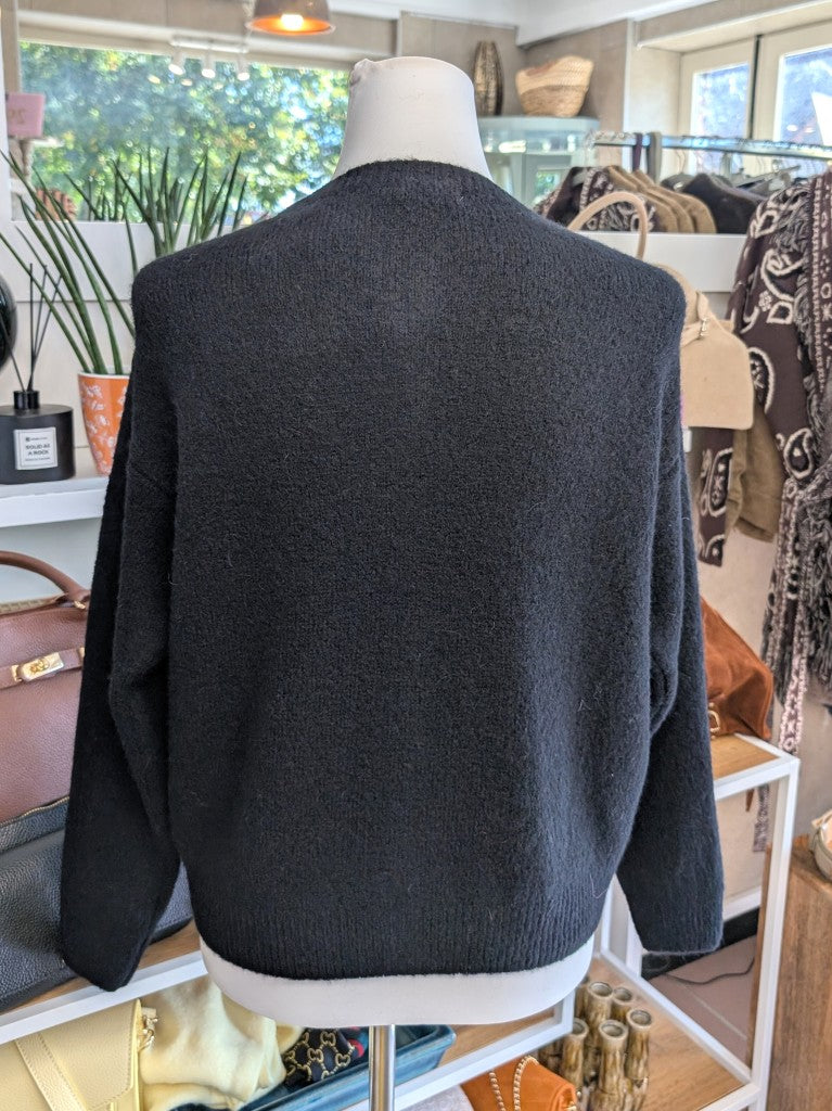 Superweicher Flausch Cardigan von La Maglia in Schwarz mit Rundhals-Ausschnitt aus Alpaka-Wolle verbindet zeitlose Eleganz mit leuchtender Leichtigkeit!