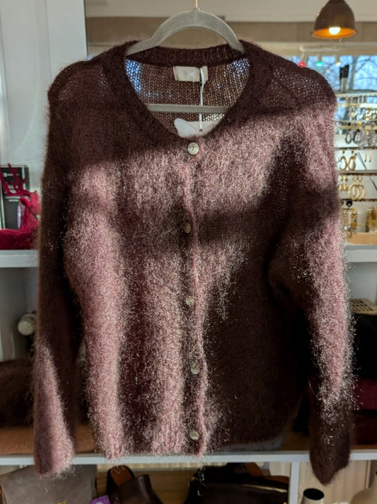 Fühle dich behaglich und stilvoll mit unserer Cardigan Strickjacke aus 80% Mohair 18% Nylon in Coffee Braun mit Perlmuttknöpfen. Perfekt für alle Gelegenheiten!