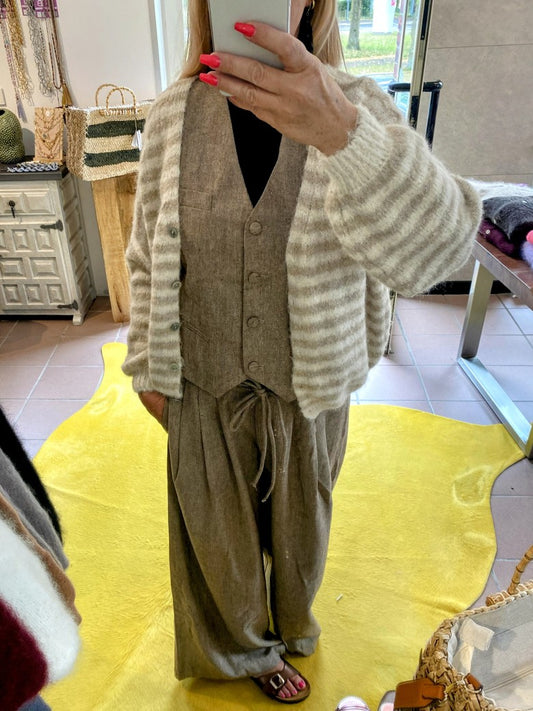 Der gestreifte Cardigan in den eleganten Farben Créme und Taupe überzeugt mit eleganten Perlmuttknöpfen und weichem Strickmaterial - vielseitiges Must-Have!