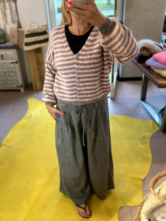 Der gestreifte Cardigan in den eleganten Farben Dark Taupe und Rosa überzeugt mit eleganten Perlmuttknöpfen und weichem Strickmaterial - vielseitiges Must-Have!