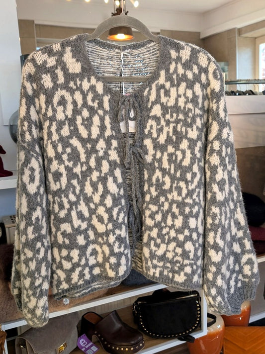 Das hellgraue Design mit Leo Muster in Weiß und die eleganten Schleifen verleihen jedem Outfit einen Hauch von Extravaganz - für Alltag oder besondere Anlässe!