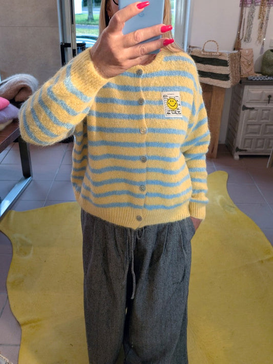Die gestreifte Cardigan-Strickjacke in fröhlichen Gelb- und Hellblau-Tönen bringt mit ihrem Smiley-Aufnäher und  Perlmuttknöpfen gute Laune in jeden Look!